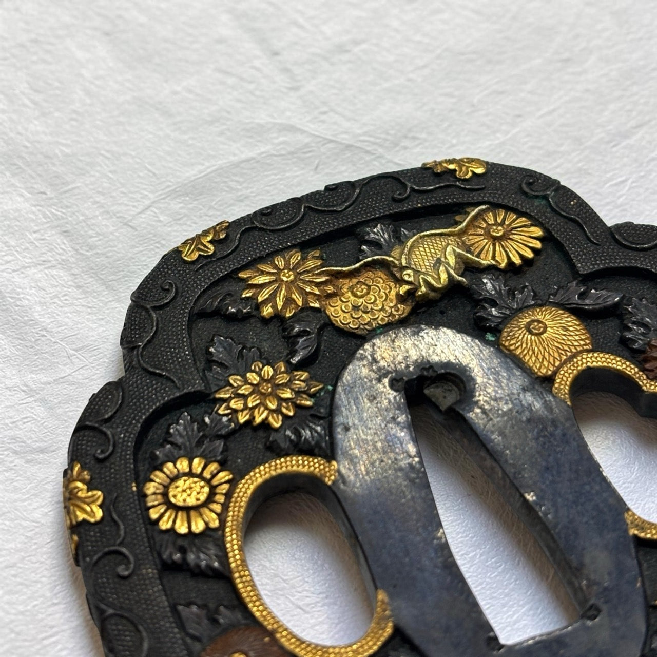 大小鐔 赤銅魚子地木瓜形 秋草蟲圖 鋤出高彫金銀色繪