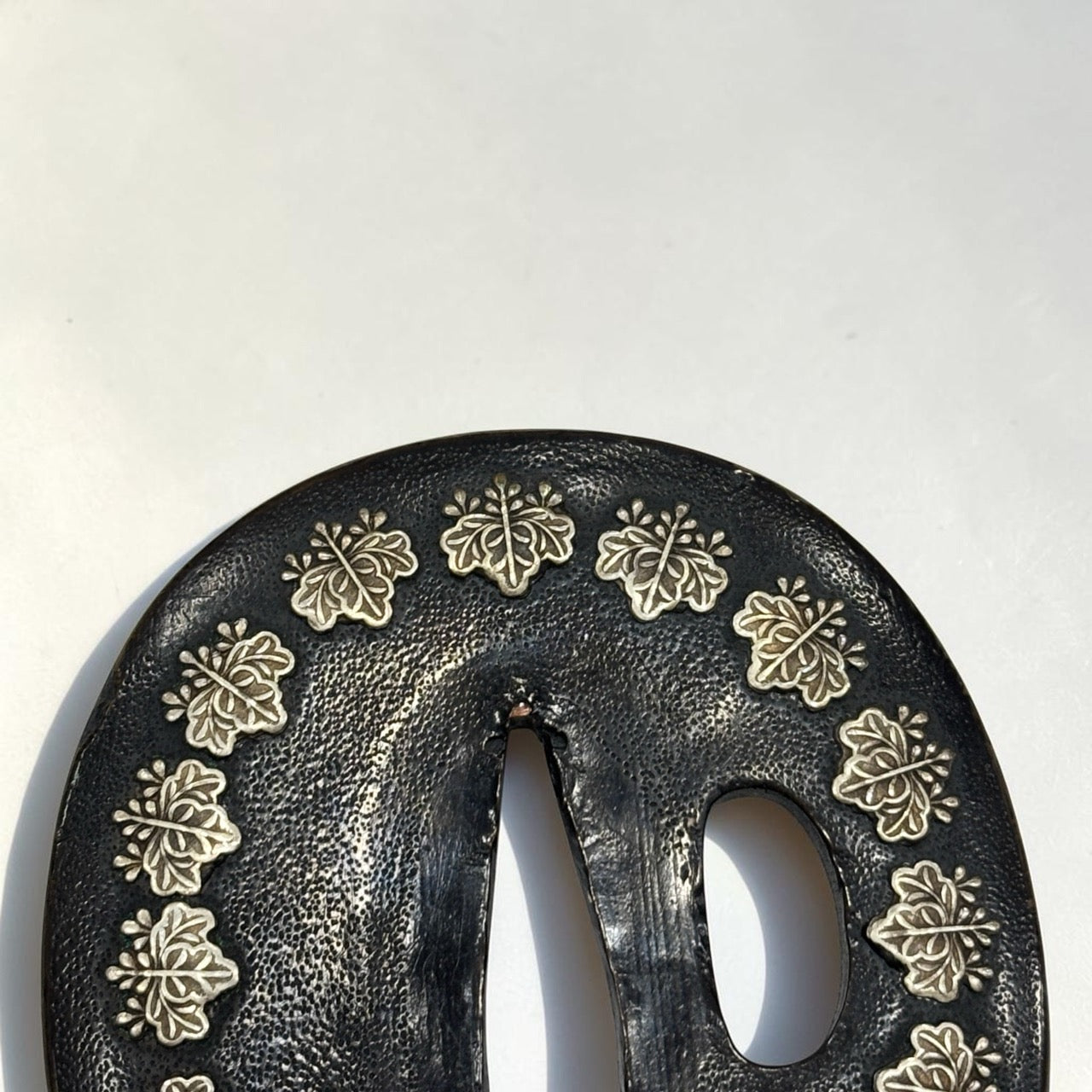 鐔 赤銅石目地竪丸形 桐紋圖銀象嵌