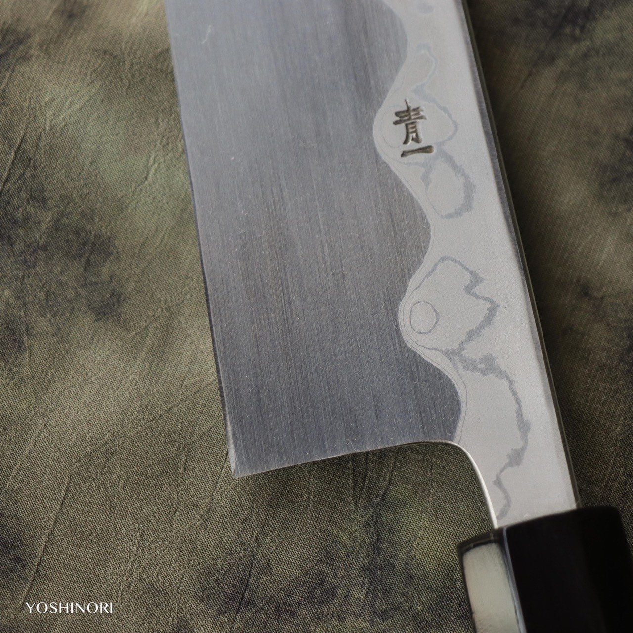 堺昇龍 青一鋼 墨流 劍形身卸出刃 水牛黑檀八角銀卷柄