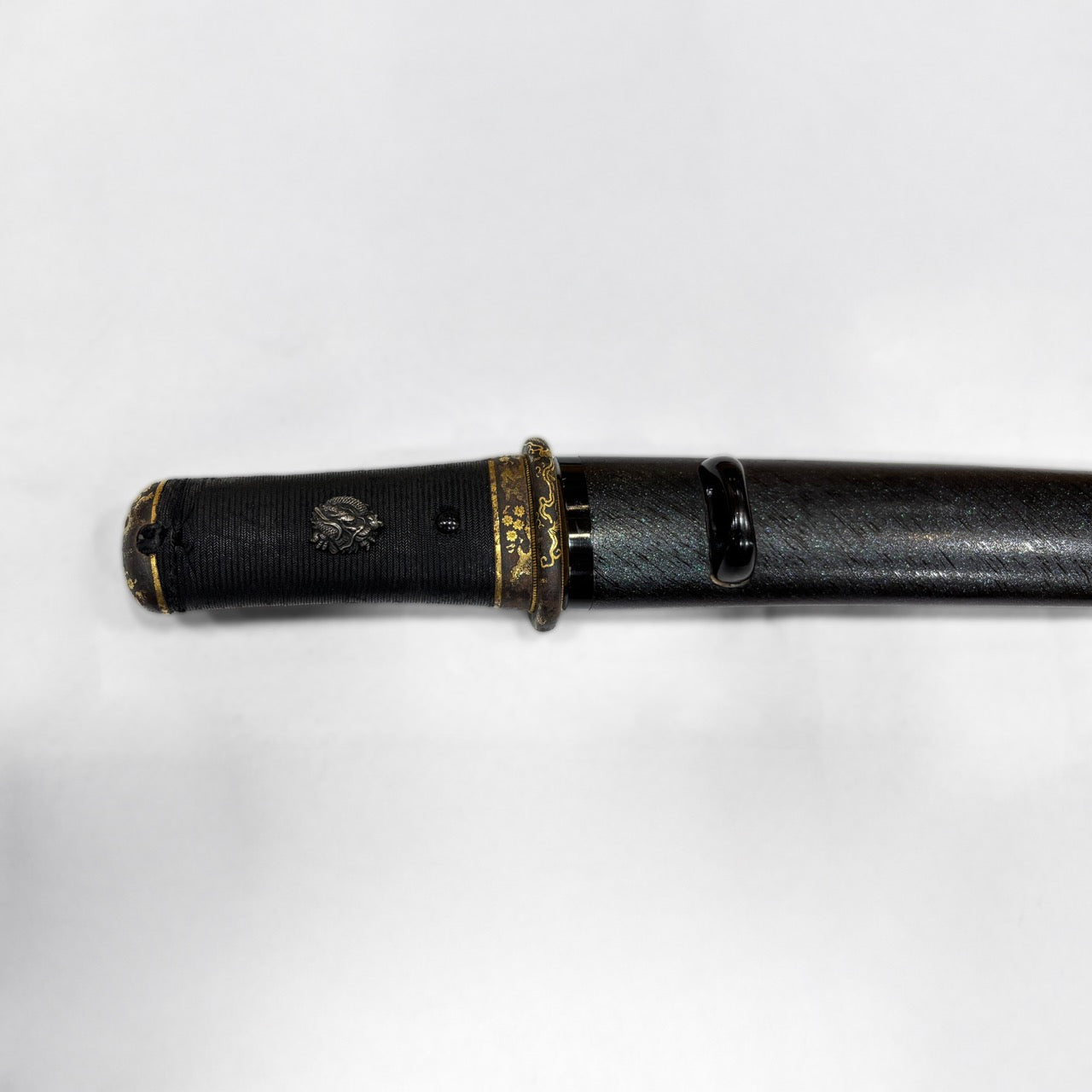 短刀 無銘（新新刀期 海部）時雨微塵梨地塗肥後拵付