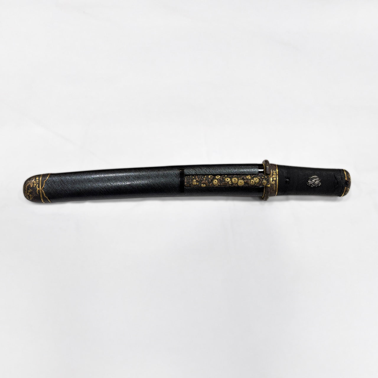 短刀 無銘（新新刀期 海部）時雨微塵梨地塗肥後拵付