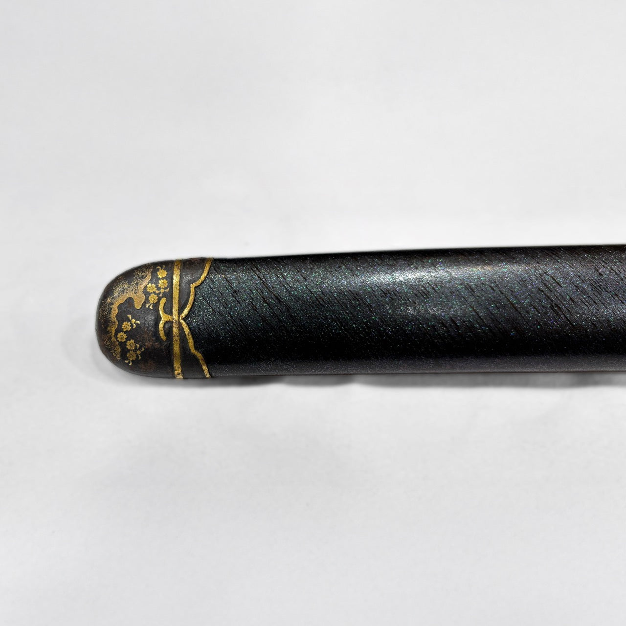 短刀 無銘（新新刀期 海部）時雨微塵梨地塗肥後拵付