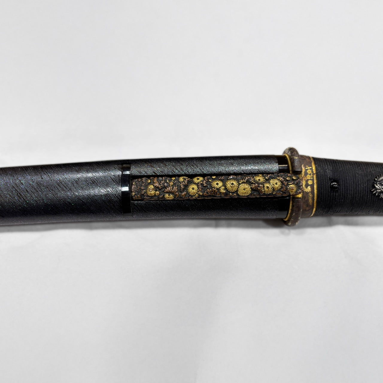 短刀 無銘（新新刀期 海部）時雨微塵梨地塗肥後拵付