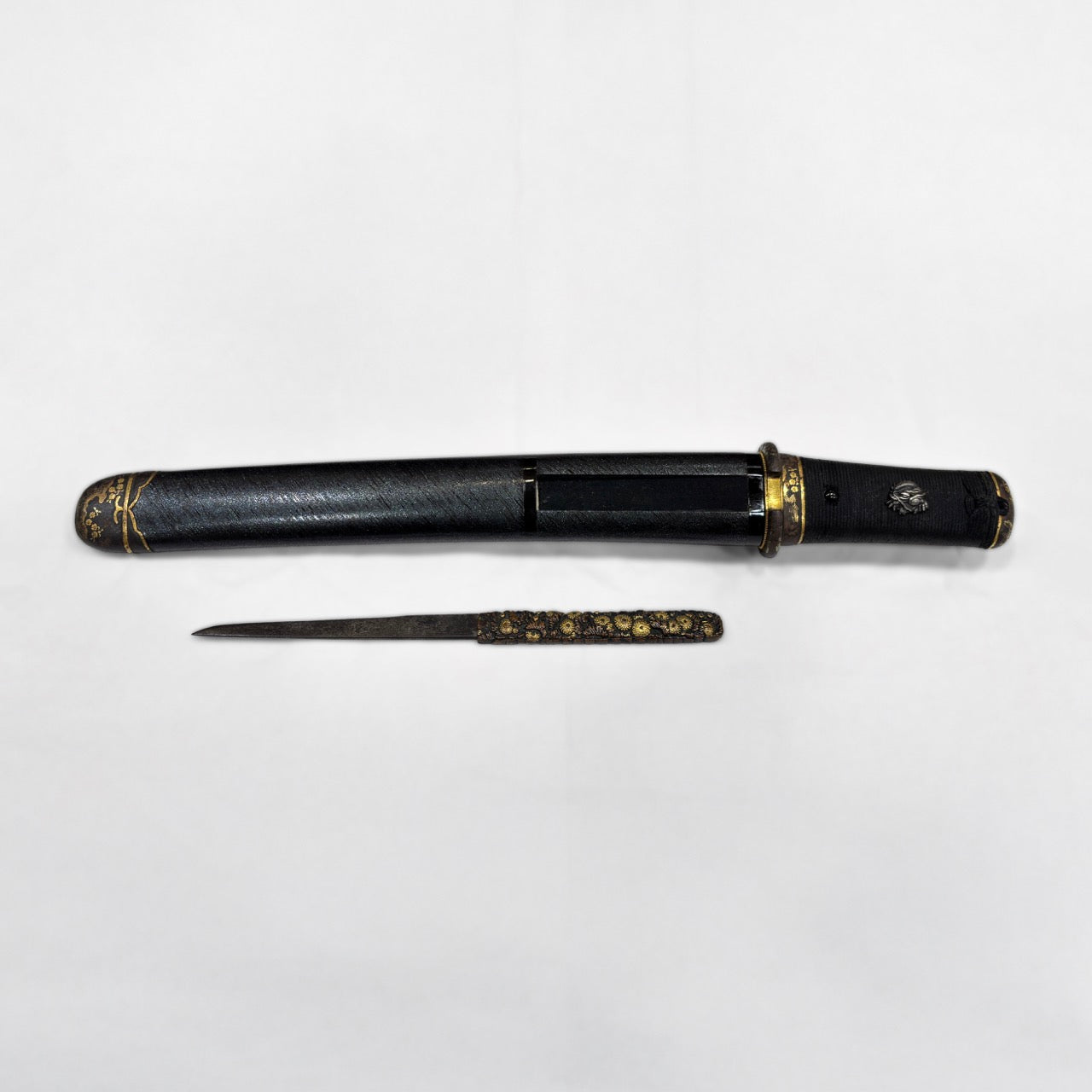 短刀 無銘（新新刀期 海部）時雨微塵梨地塗肥後拵付