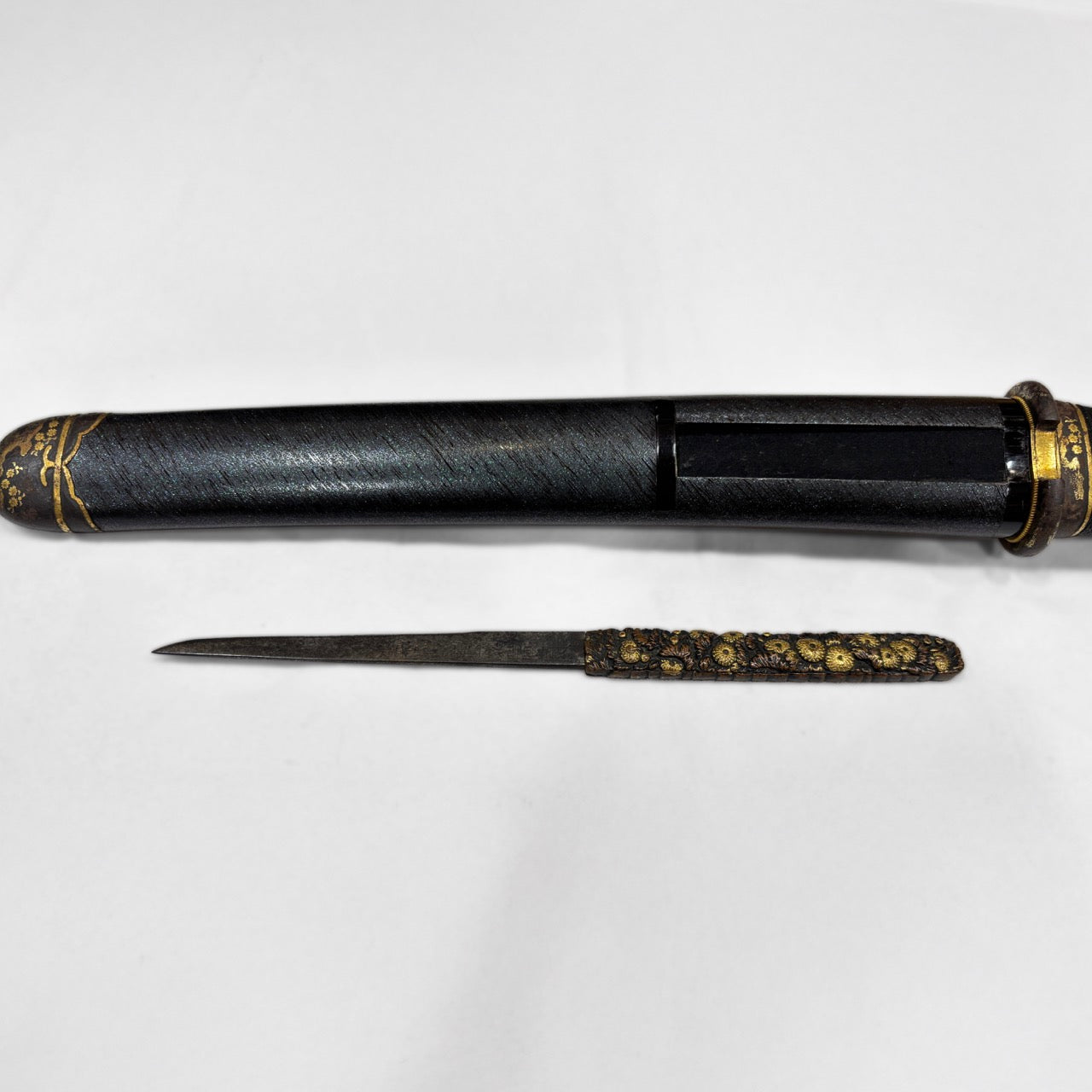 短刀 無銘（新新刀期 海部）時雨微塵梨地塗肥後拵付