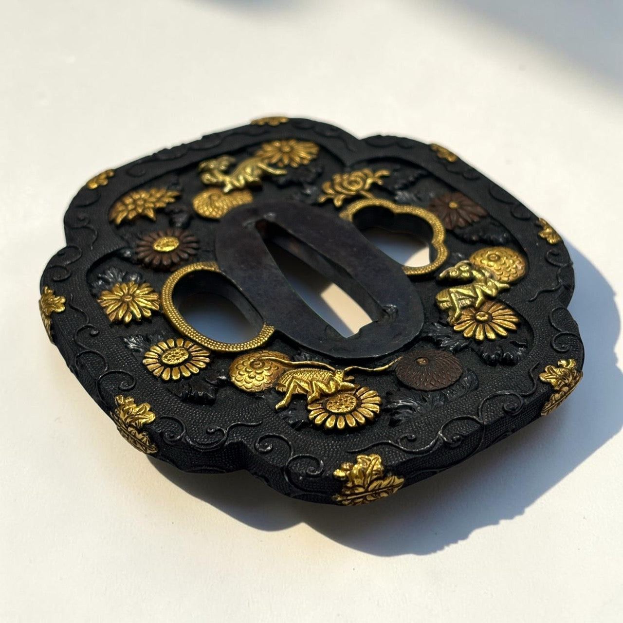 大小鐔 赤銅魚子地木瓜形 秋草蟲圖 鋤出高彫金銀色繪