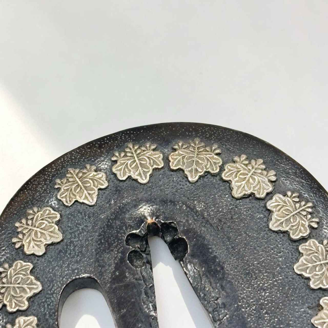 鐔 赤銅石目地竪丸形 桐紋圖銀象嵌