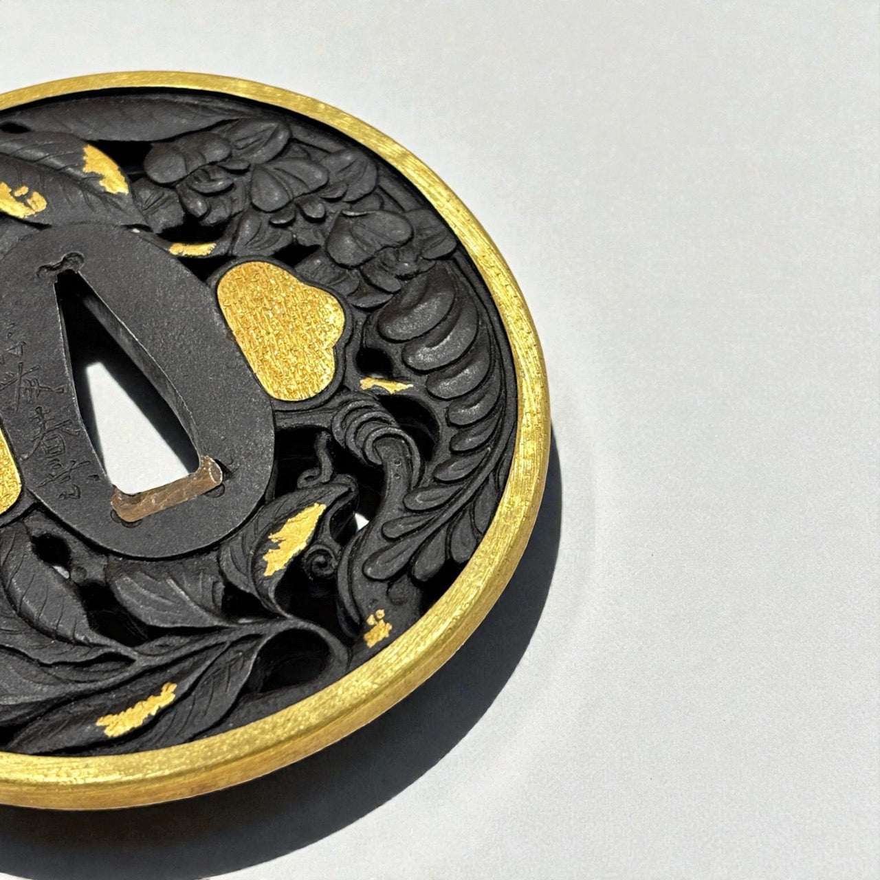 大小鐔 鐵地丸形 葵草圖 肉彫地透金象嵌 金覆輪耳 銘後藤春乘