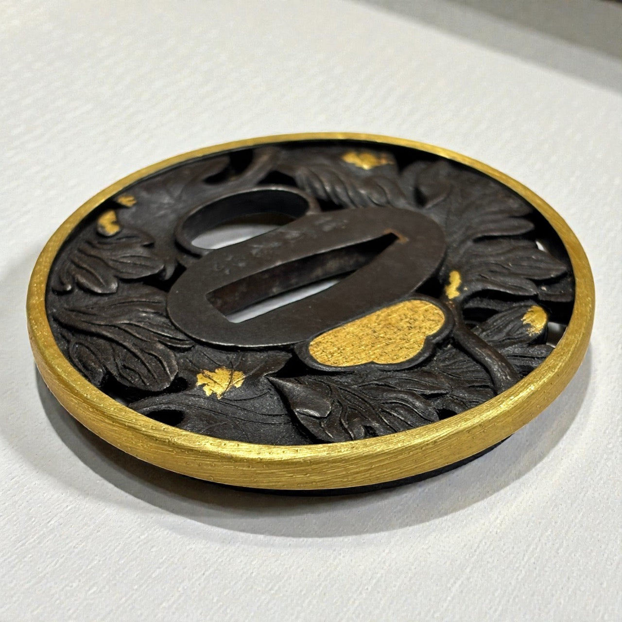 大小鐔 鐵地丸形 葵草圖 肉彫地透金象嵌 金覆輪耳 銘後藤春乘