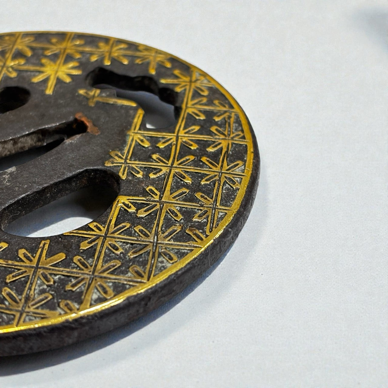 鐔 鐵地丸形 網目圖 金象嵌透雕
