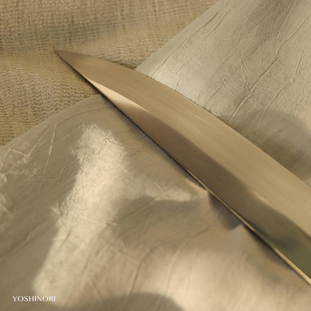 源昭忠 DX青二鋼 水本燒鏡面 「蛙子丁子刃紋」柳刃 付本漆金梨地塗鞘